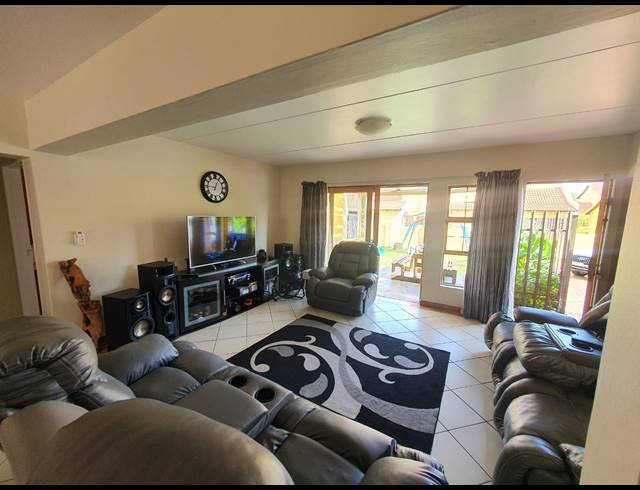 3 BEDROOM TOWNHOUSE FOR SALE IN WATERVAL EAST